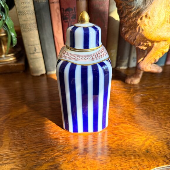 Vintage Blue and White Stripped Ginger Jar/Porcelain potiche with Gold Accents - Picture 10 of 17